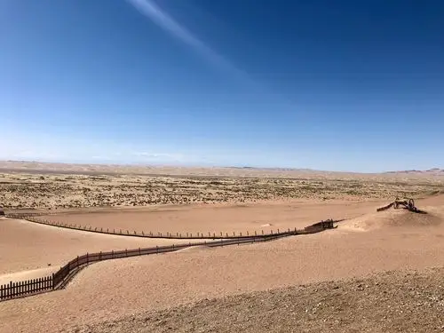 一望无际的戈壁滩,游客不能进入用围栏围起的区域.