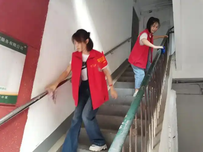 劳动一坊社区持续开展"周末去哪里 一起做公益"之大冲洗,大擦洗,大