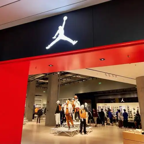 小人也不少不过鞋的款式不多可以来碰碰运气#深圳探店  #jordan  #aj