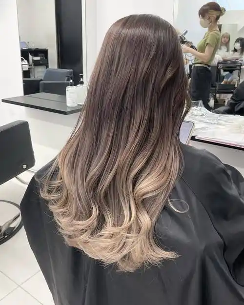 女士长发怎么整?发尾卷搭配发尾染,简直美得无可挑剔_头发_时尚_发型