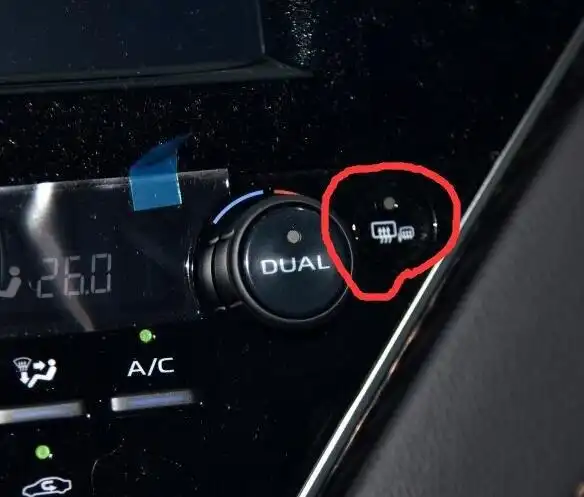 凯美瑞后视镜加热开关在哪儿