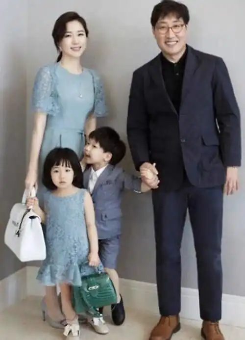 岁月从不败美人!49岁李英爱近照曝光,以家长身份现身孩子学校