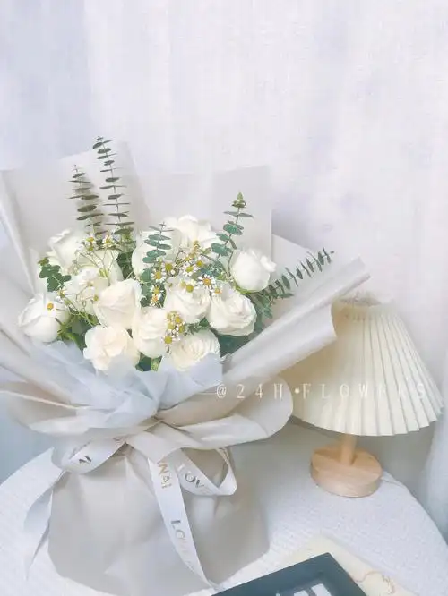 白玫瑰11朵白玫瑰洋甘菊