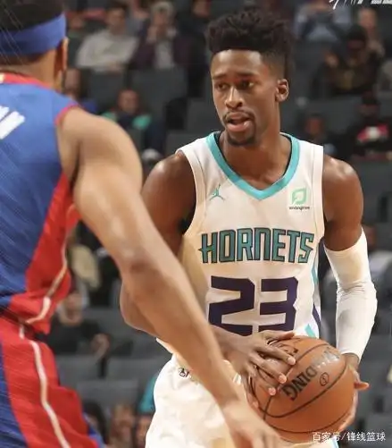 单手抓球欧洲步!科比-西蒙斯这球什么水平?