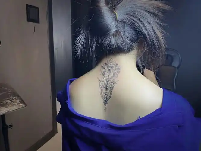 后背梵花纹身