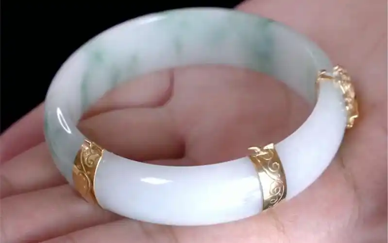 断三节包金的翡翠手镯修复完成