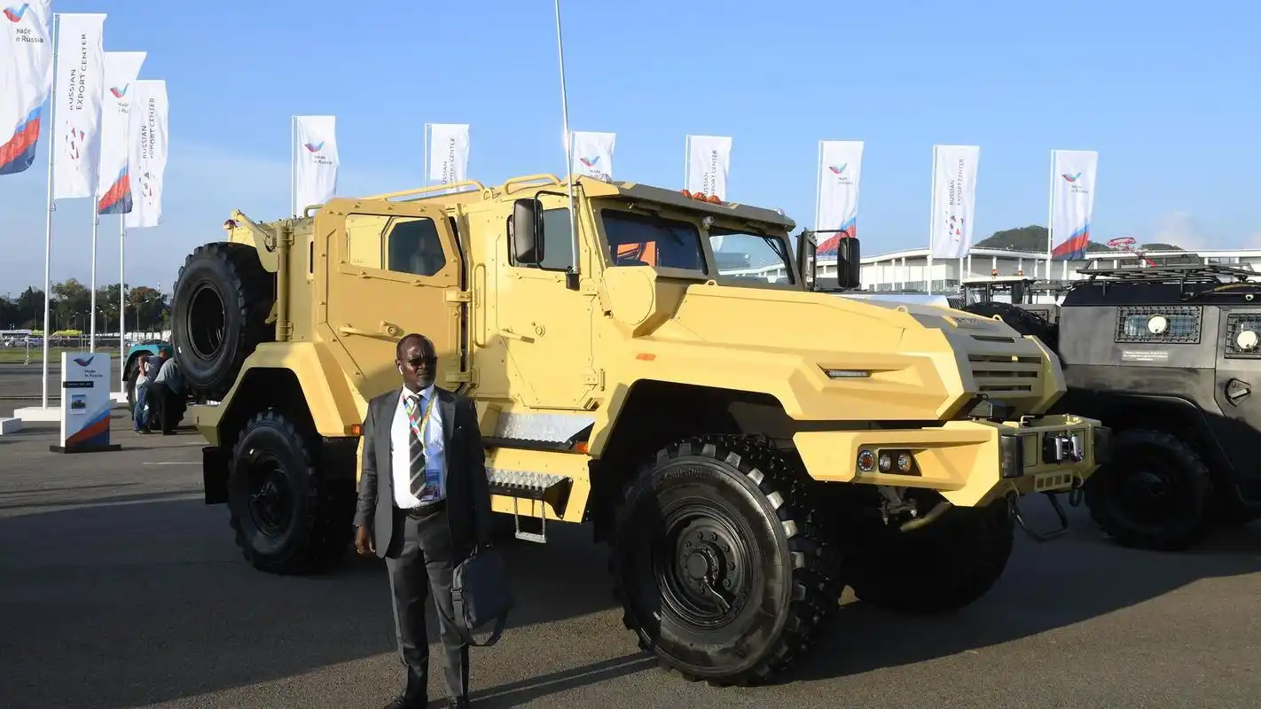 俄新型"vpk-乌拉尔"装甲车使用承重装甲车体,加强防护能力