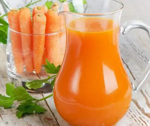 主题:鲜榨胡萝卜汁食材:胡萝卜1-2个,原味蜂蜜适量做法:1.