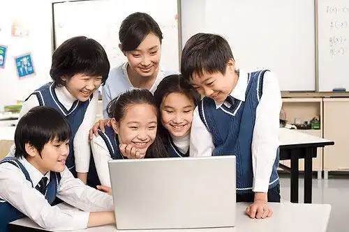 小学生,教室,室内_gic4248594_小学生在课堂上学习电脑_创意图片