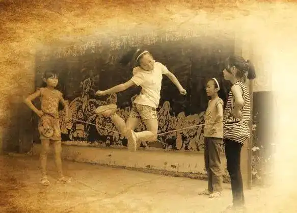 老照片:70,80后难忘的童年游戏,时光不复返!