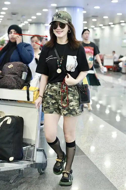 41岁哈妹薛佳凝现身机场穿6600男士凉鞋配丝袜一身造型真拉风