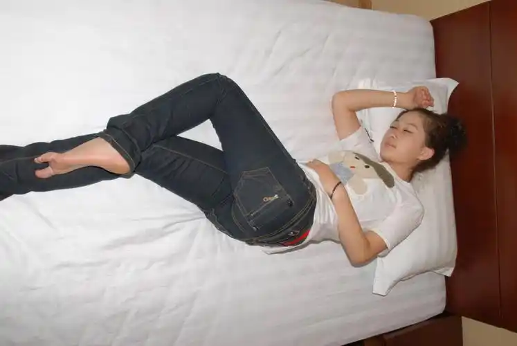 熟睡的姐姐美女图片-将醉酒熟睡中的姐姐-熟睡中的女孩小游戏(15p)