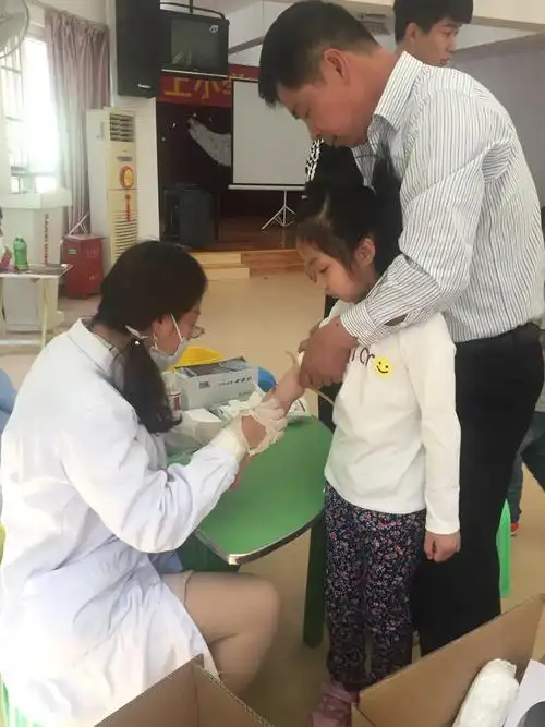 幼儿园体检啦!爸爸妈妈看我的表现棒棒哒!