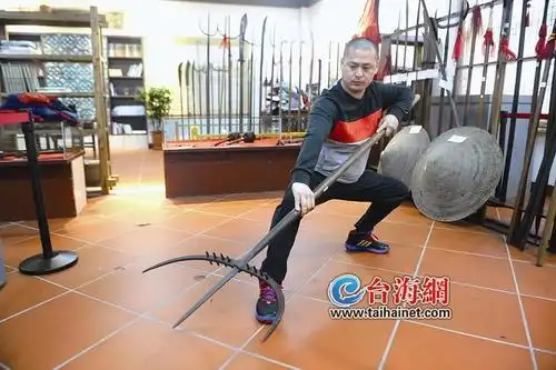 武师现场演练民间古兵器"山字钯"