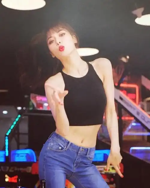 泫雅晒照穿短背心秀马甲线