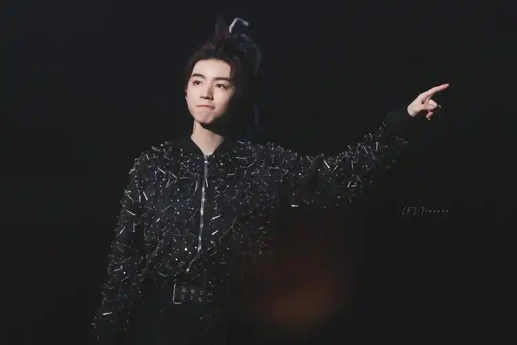 11.01 王俊凯2019无边界演唱会×cr:logo