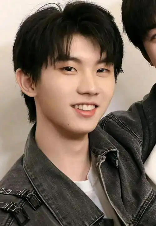 马嘉祺虎牙没了!牙套戴半年,限定"小钢牙"军训后摘掉