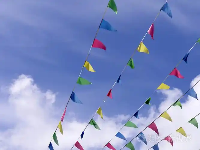 五颜六色的彩旗在天空中