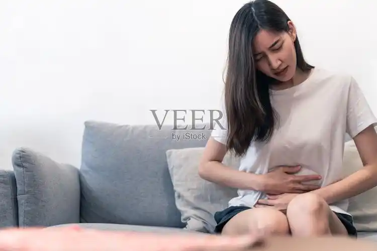 水平画幅美人沙发青年女人病毒健康保健泰国拿着少女不卫生的弯腰一个