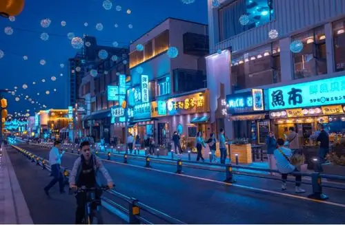 原创这条街26年前就是网红街,升级改造后更火了,漂亮姑娘排队打卡