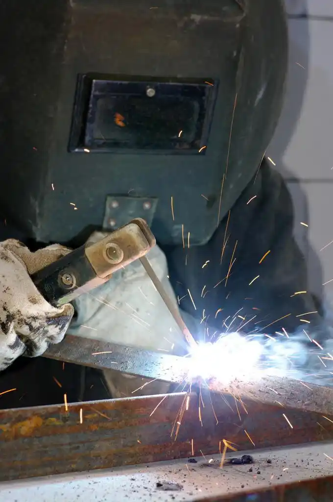 焊接机,焊工工人焊接金属.明亮电弧和火花