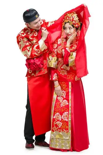 穿中式古装结婚礼服的新娘和新郎