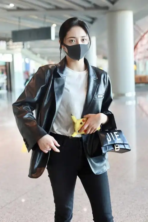 周洁琼黑色皮西装 磨边紧身牛仔裤  短靴利落飒爽