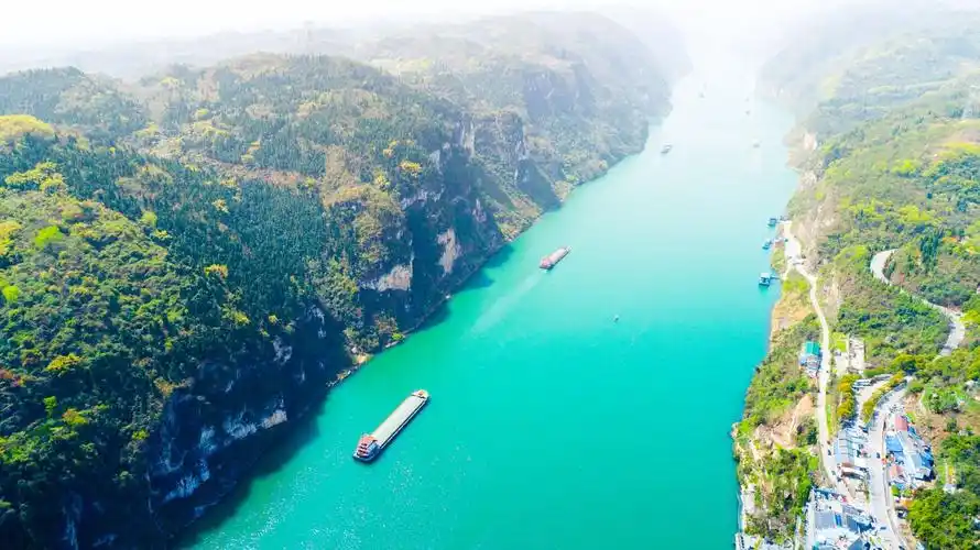 游玩三游洞,它背靠长江三峡的西陵峡口,山水洞泉浑然一