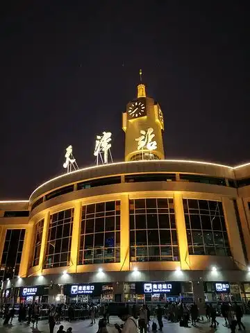 这是天津站对面特别漂亮的建筑一声船的鸣笛声吸引了我们这是观光船