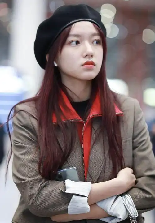 程潇难得撩起铁刘海,发际线不够渔夫帽来凑!穿西装走总裁风巨a