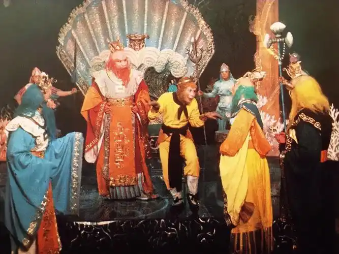 西游记中,龙王和阎王一起拜见玉帝,为何玉帝却不让阎王进殿?