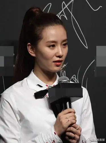 刘诗诗穿修身t恤现身活动照片未修素颜流出脸色暗黄下巴臃肿