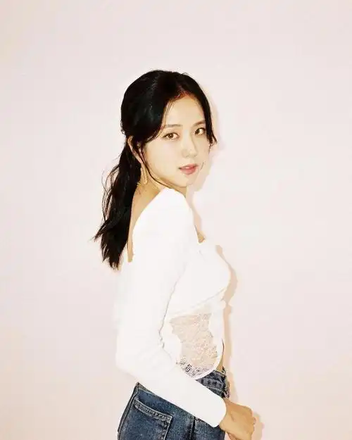 blackpink jisoo「镂空」的性感造型!侧身好身材藏不住