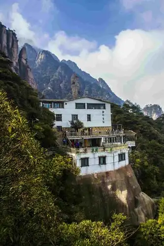 下一页 作品名称: 崖边屋  作品描述: 女神宾馆  拍摄地点: 三清山