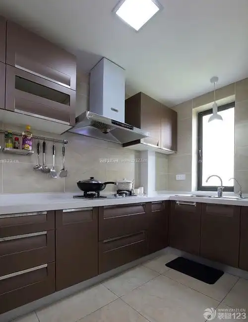 开放式厨房咖啡色橱柜装修样板