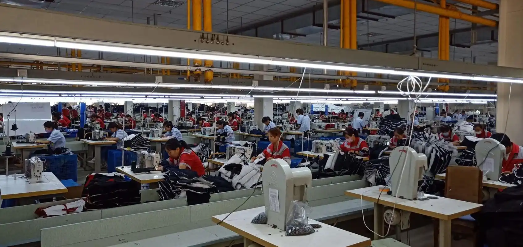 咸阳市新兴纺织工业园实力雄厚 智能化服装工厂初露锋芒