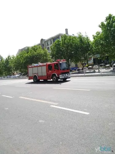 两辆消防车出动,不知道哪里有灾情