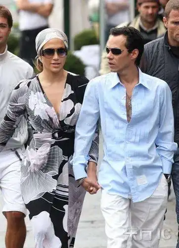 组图詹妮弗洛佩兹与老公幸福庆生甜蜜拥吻