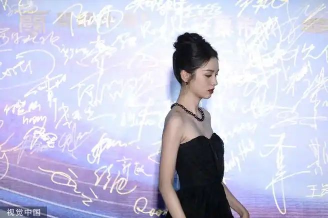 周也冷艳黑天鹅造型##周也丝路电影节红毯生图##丝路国际电影节红毯