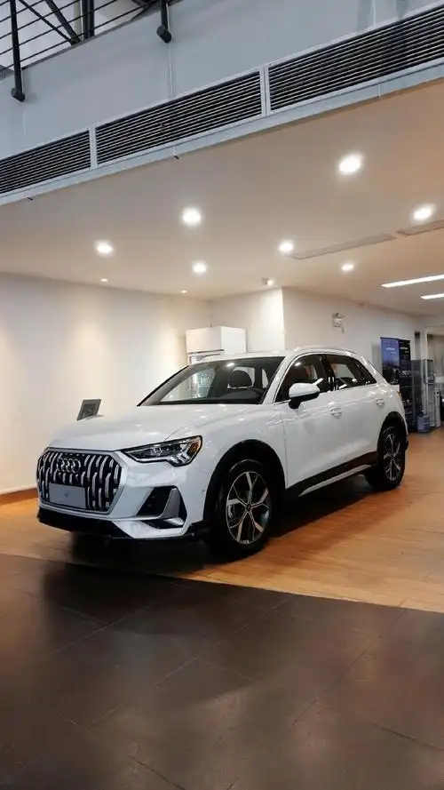 2024款奥迪新q3改款后的时尚致雅型, 前脸采用双罗马立柱中网格栅