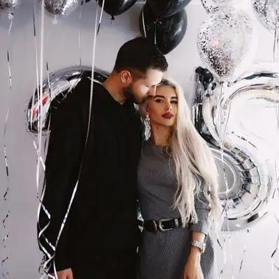 欧美风格情侣头像两张_www.qqtu8.com