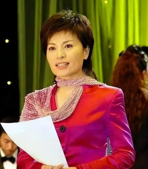 李瑞英:新闻联播前15分钟,接到儿子坠楼消息,依然笑着完成直播