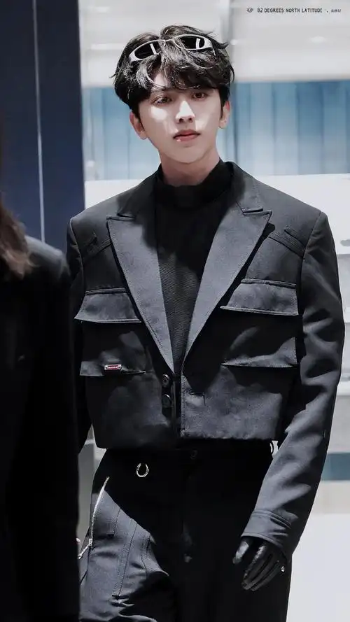 蔡徐坤黑色特工造型