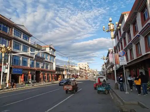 阿坝县城,民风很纯朴.