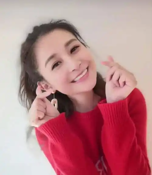 央视美女主持,肤白貌美有气质,笑容明媚有亲和力,网友:好美啊_汪聪