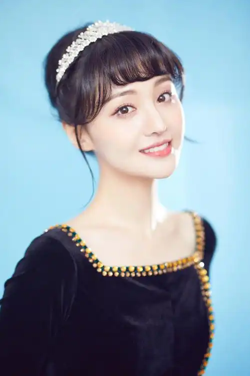 1 / 9 郑爽cos安娜公主小爽甜甜的笑容让人着迷本周五晚王牌对王牌