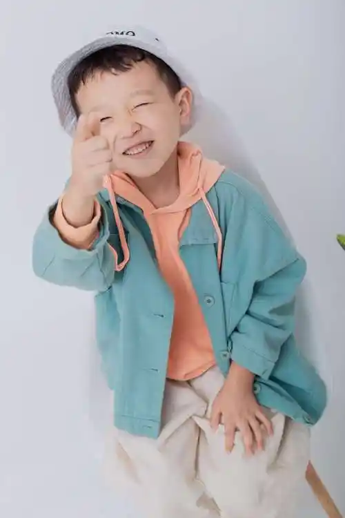 一个拍照片的的儿童摄影作品《小朋友 仙人掌》