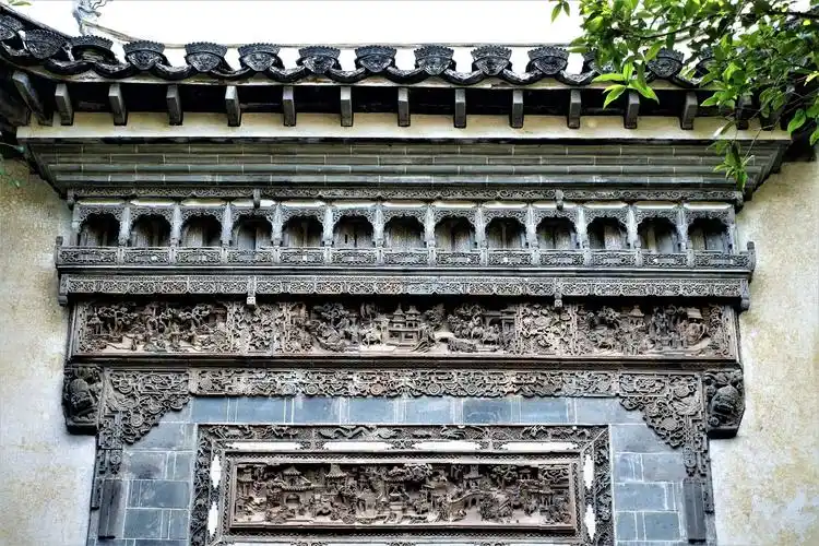 徽商大院:徽派砖雕(砖雕上一排洞窟中的小门可灵活转动,精美绝伦.