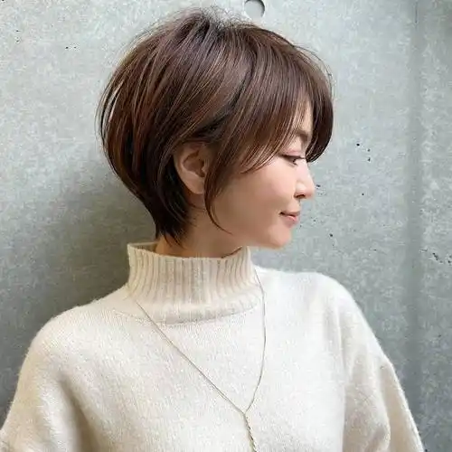 挂耳短发是一种非常受欢迎的短发款式,它的特点是发丝长度适中,可以