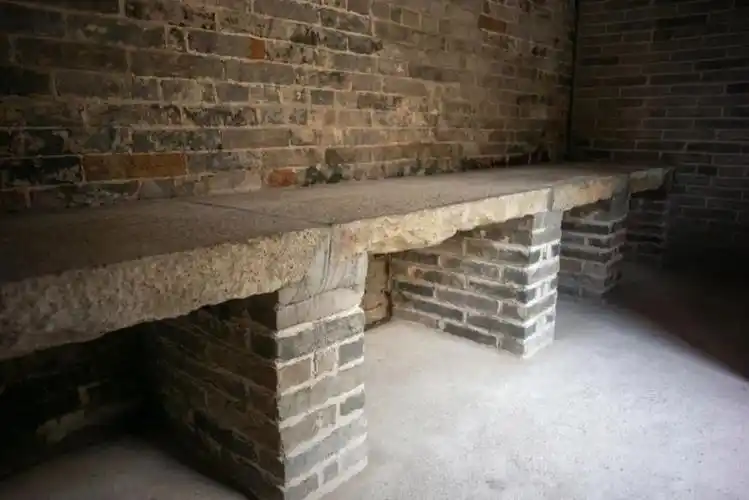 香港仁敦冈书室,又名"燕翼堂",位于元朗屏山坑头村,于2009年10月列为